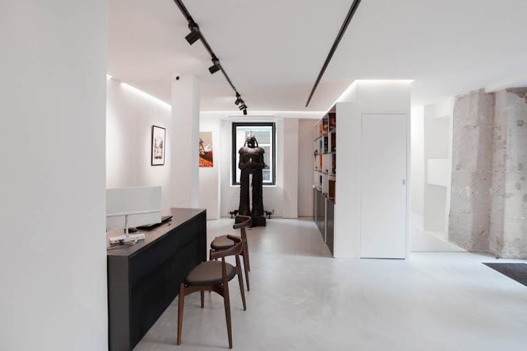 Superb Gallery in Busy Le Marais - Image 4