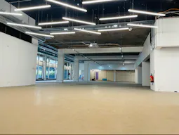 Industrial space near Eiffel Tower - Image 6