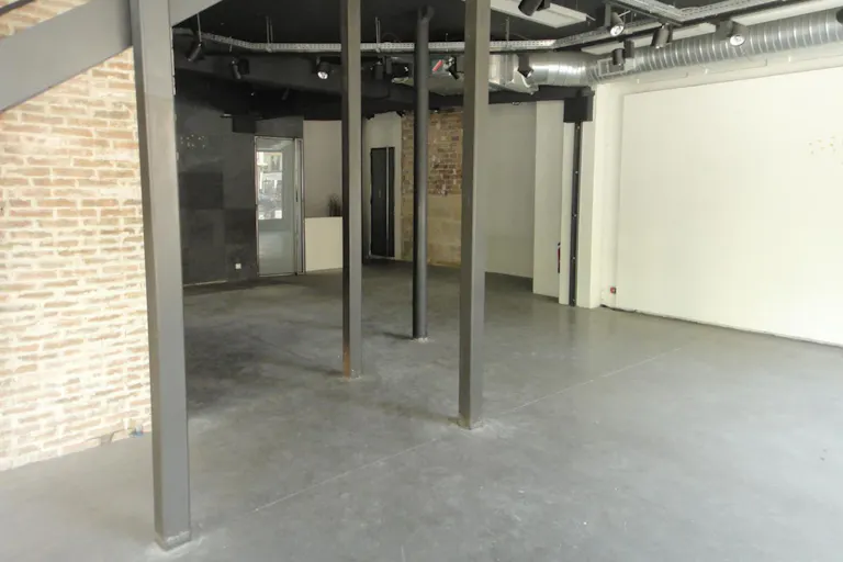 Highly Visible Space in Heart of Vibrant Marais - Image 2