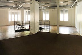 Highly Visible Space in Heart of Vibrant Marais - Image 4