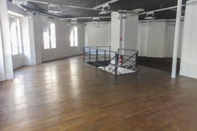 Highly Visible Space in Heart of Vibrant Marais - Image 5