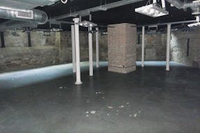 Highly Visible Space in Heart of Vibrant Marais - Image 6