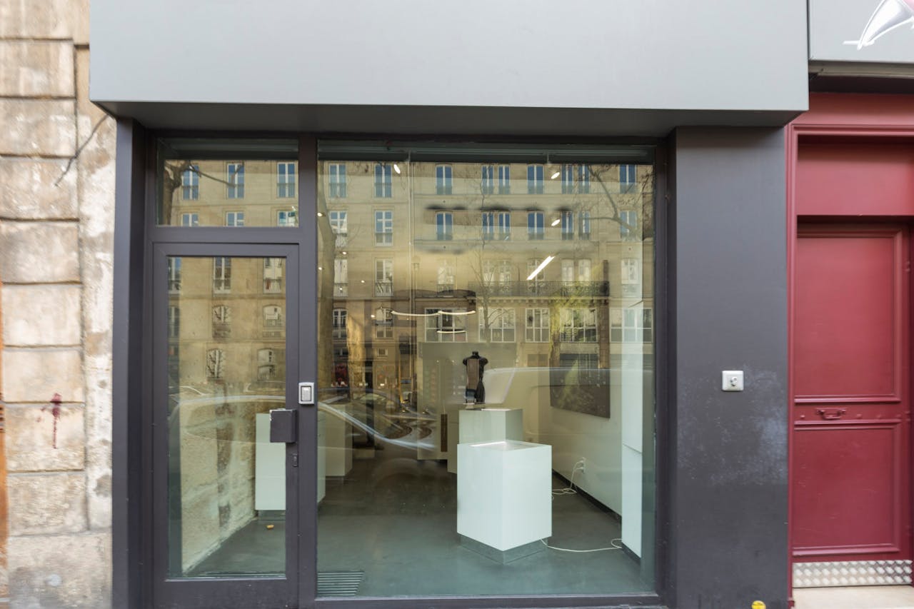Contemporary Store in Le Marais - Image 2