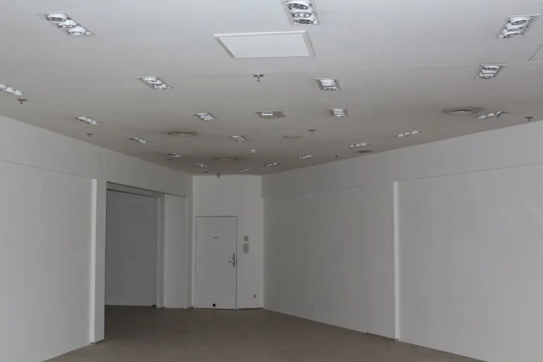 El�gante dans le centre commercial Bercy 2 - Image 2