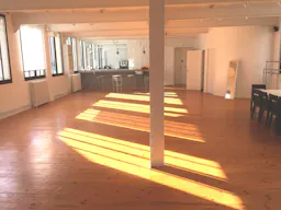 Loft Showroom in République - Image 1