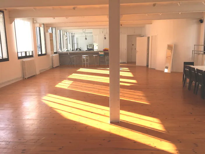 Loft Showroom in République - Image 1