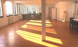 Loft Showroom in République - Image 1