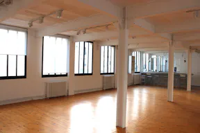 Loft Showroom in République - Image 4