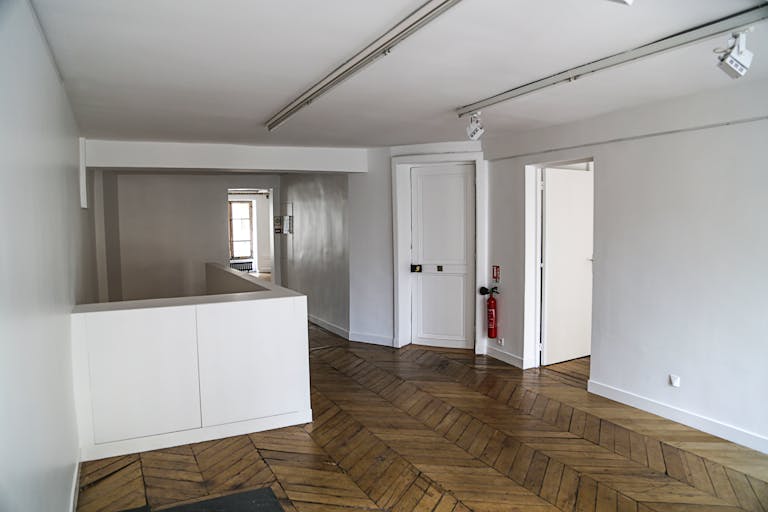 Stunning Showroom Near L'Opera - Image 2