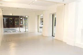 Modular Shop in Vibrant Châtelet - Image 0