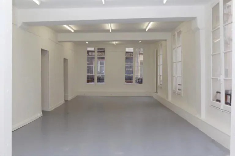 Modular Shop in Vibrant Châtelet - Image 1