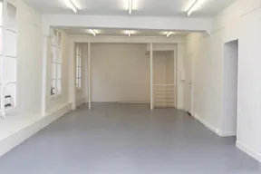 Modular Shop in Vibrant Châtelet - Image 2
