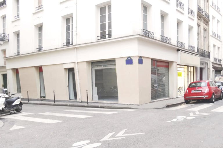 Modular Shop in Vibrant Châtelet - Image 3