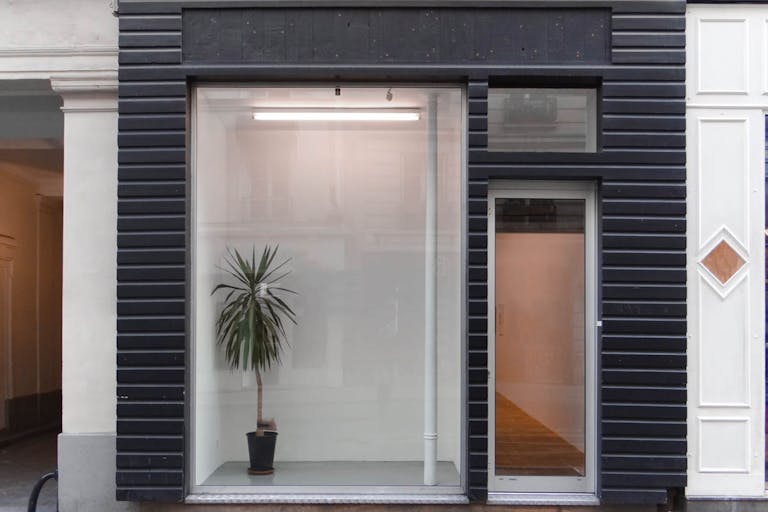 Serene Showroom in Le Marais - Image 0