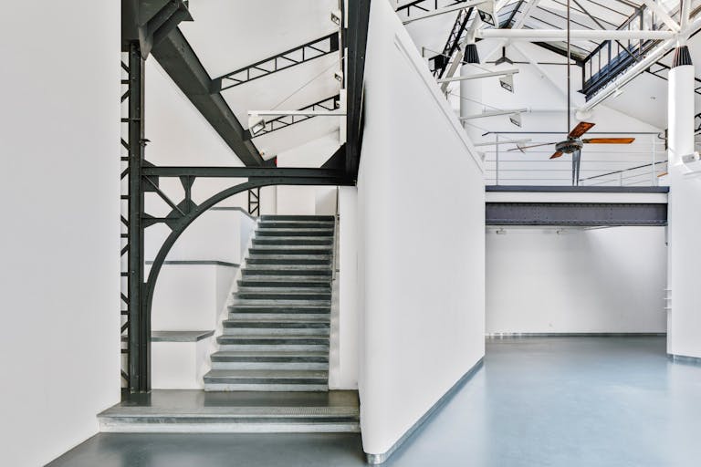 Industrial Style Space in Lively Bastille - Image 4