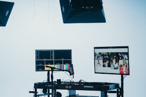 Luxurious, ground-level Soundstage with gorgeous lounge, large garage door and private parking - Image 7