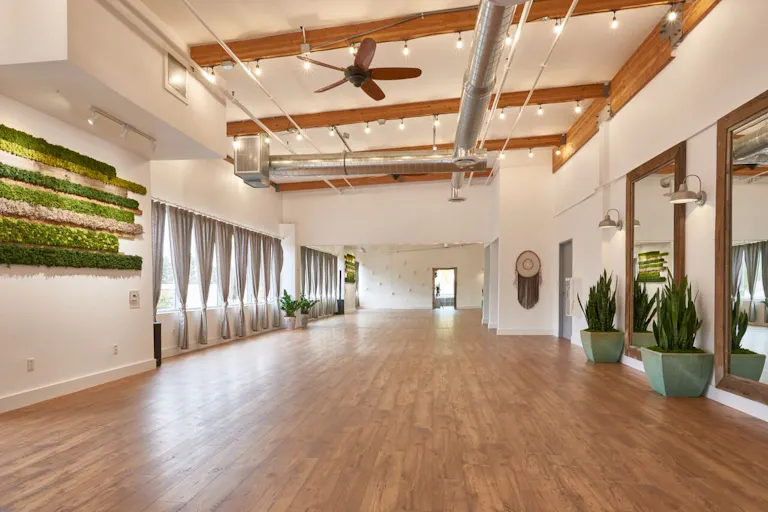 RUSTIC SPACIOUS LOFT STUDIO WITH MOUNTAIN VIEWS - Image 0