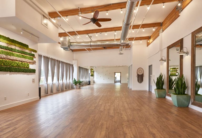 RUSTIC SPACIOUS LOFT STUDIO WITH MOUNTAIN VIEWS - Image 0