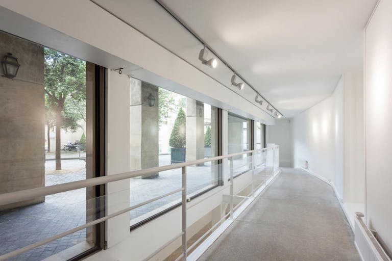 Beautiful Le Marais Showroom - Image 0