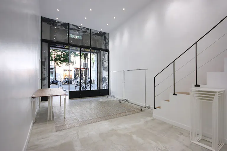 Chic Pop Up Boutique on rue de Turenne - Image 3