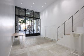 Chic Pop Up Boutique on rue de Turenne - Image 3