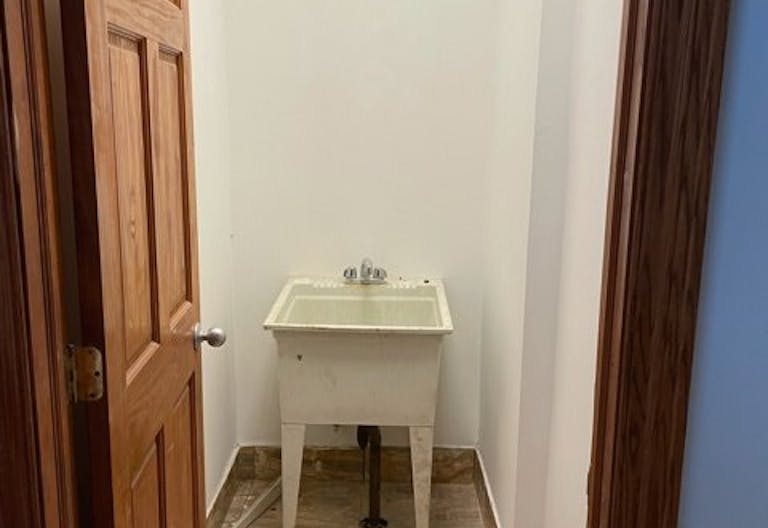 Blank canvas store front/creative space - Image 3