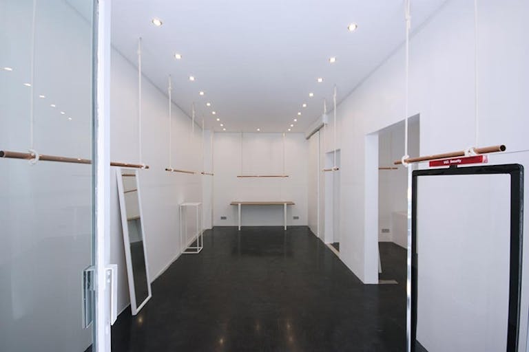 Debelleyme Boutique Ephémère with high exposure - Image 4