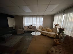 Natural light studio in South Anchorage - Image 0