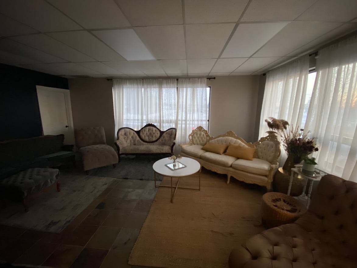 Natural light studio in South Anchorage - Image 0