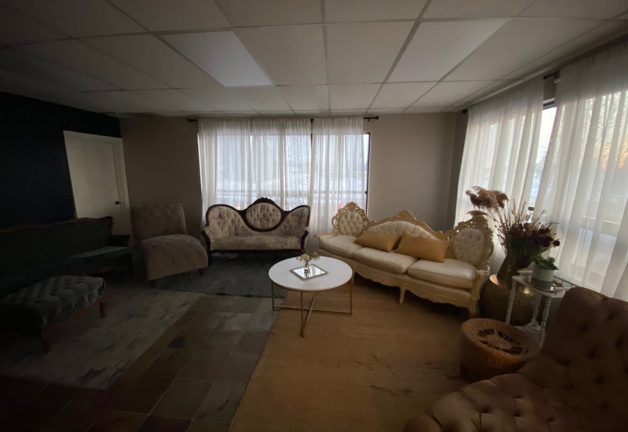Natural light studio in South Anchorage - Image 0