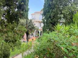 Un jardin qui plonge sur la baie des Ange's et le port a Nice pour créer un événement - Image 0