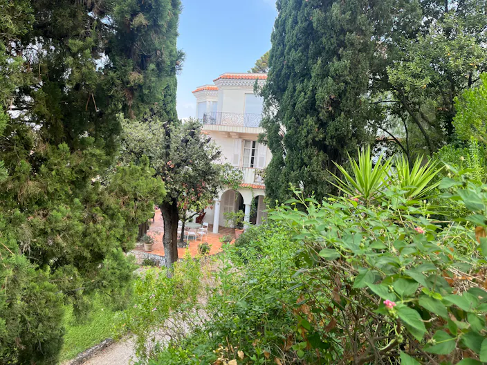 Un jardin qui plonge sur la baie des Ange's et le port a Nice pour créer un événement - Image 0