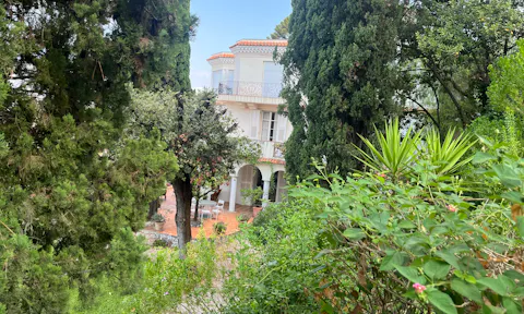 Un jardin qui plonge sur la baie des Ange's et le port a Nice pour créer un événement - Image 0