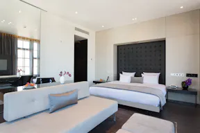 Cozy Design Room in Amsterdam's Historic City Center - Image 0