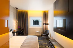 Cozy Design Room in Amsterdam's Historic City Center - Image 1
