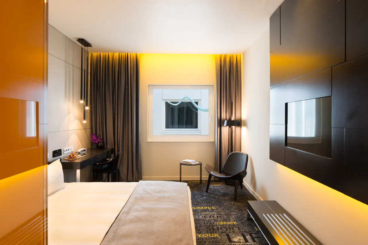 Cozy Design Room in Amsterdam's Historic City Center - Image 1