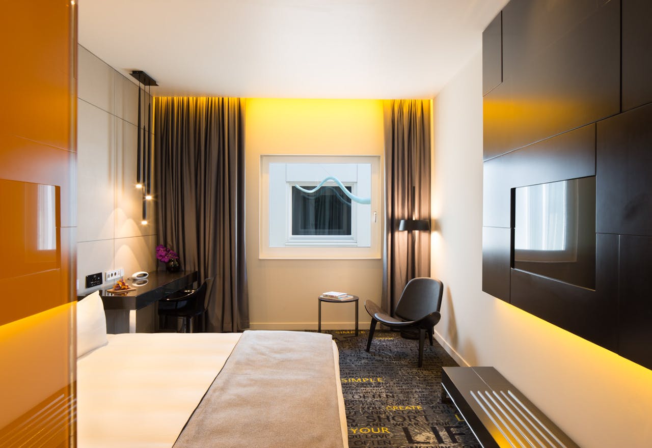 Cozy Design Room in Amsterdam's Historic City Center - Image 1