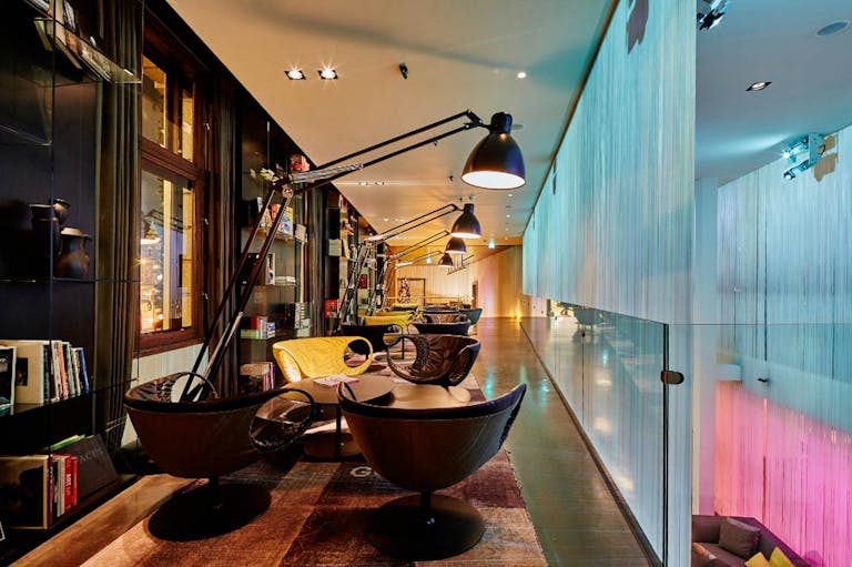 Premium Display Opportunity in High-End Design Bar in Amsterdam's Historic City Center - Image 3