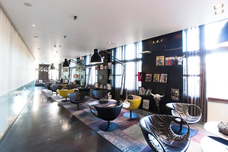 Premium Display Opportunity in High-End Design Bar in Amsterdam's Historic City Center - Image 4