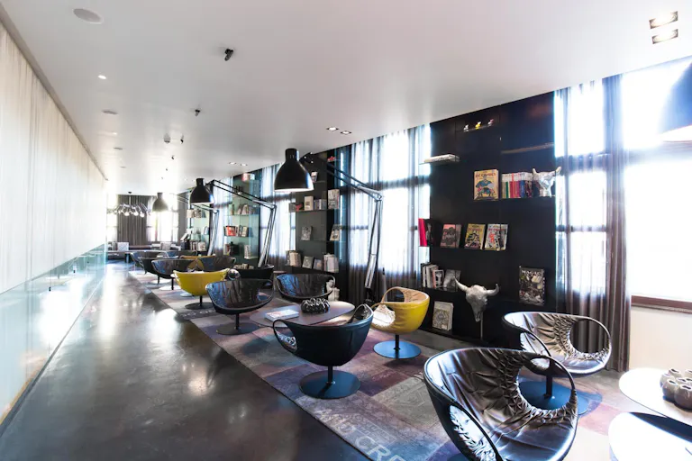 Excellent Shop-in-Shop opportunities in High-End Design Bar in Amsterdam's Historic City Center - Image 2