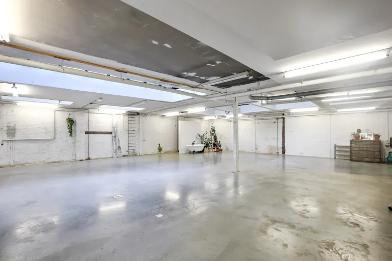 Spacious Gallery in Trendy De Pijp - Image 4