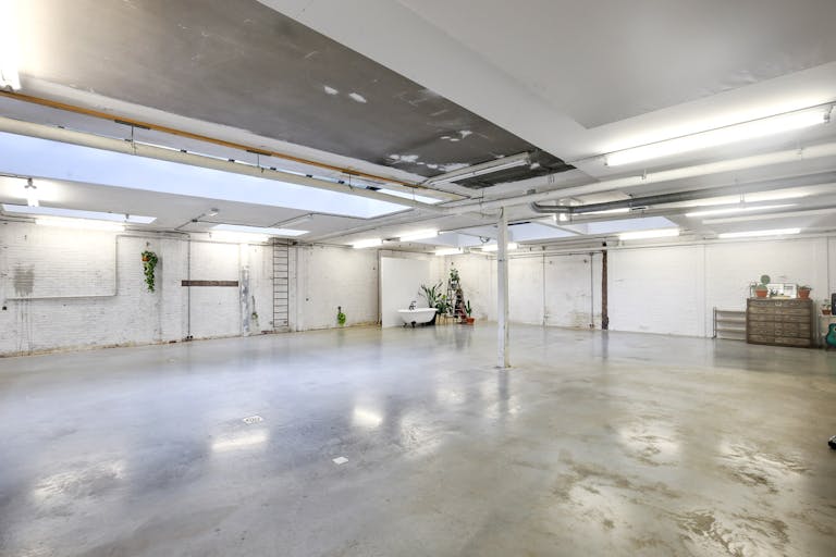 Spacious Gallery in Trendy De Pijp - Image 4