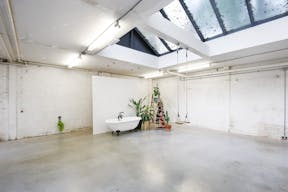 Spacious Gallery in Trendy De Pijp - Image 6