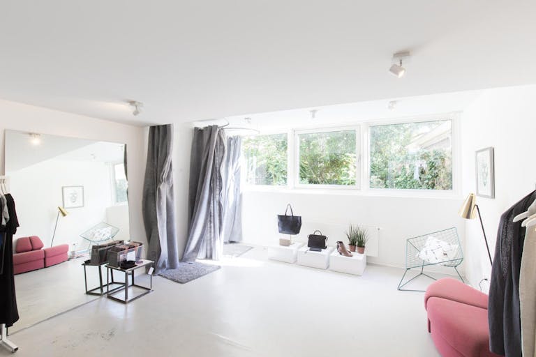 Bright Pop-Up Store in the Center - Image 4