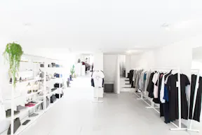 Bright Pop-Up Store in the Center - Image 5
