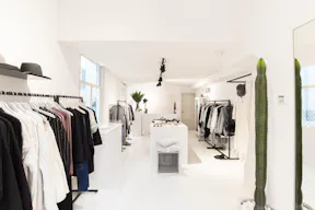 Luxury Pop-Up Shop in the Center - Image 0