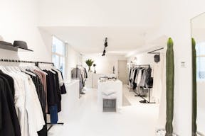 Luxury Pop-Up Shop in the Center - Image 0