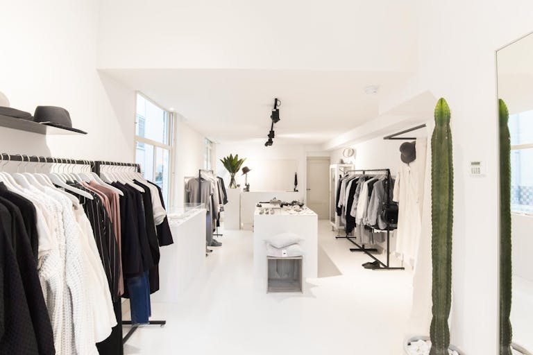 Luxury Pop-Up Shop in the Center - Image 0