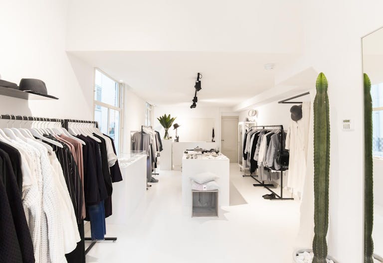 Luxury Pop-Up Shop in the Center - Image 0