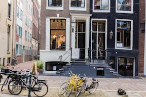 Luxury Pop-Up Shop in the Center - Image 1